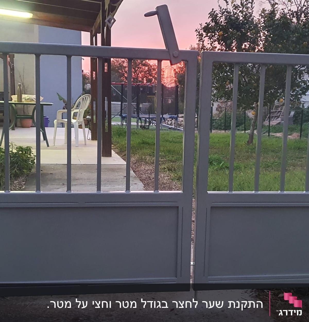 שער מתכת אפור עם סורגים אנכיים